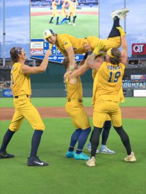 we just wanted to have our Zara Larsson moment🤷‍♂️ @dklenzzz #savannahbananas #bananaball #zaralarsson #midnightsun #popmusic