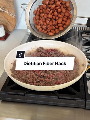Dietitian hack: Add a can of pinto beans to 1 pound of ground beef and mash them right into the meat. 🌮 You’ll add about 15 grams of fiber to the entire batch, stretch the meal a little further, and honestly, you can barely tell they’re there. An easy way to boost fiber without changing the flavor. 👏