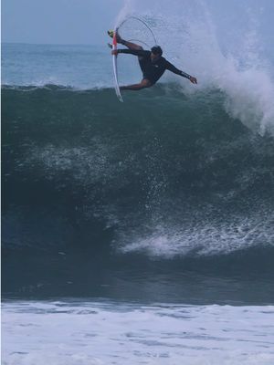 Slowed 🎥 @gavingiofilms #fyp #airs #surfing 
