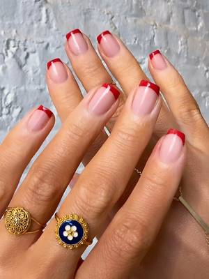 Have you tried this technique yet? It’s best for regular nail polish and you can use a stamper or a makeup sponge if you don’t want to get polish on your skin. Today I’m using all @Lights Lacquer polishes, base and top coat. Shades: Clueless and Hot Red