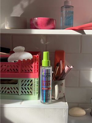 Facile d’avoir des cheveux de princesse avec le spray Diamond Sleek de @Garnier Canada Des cheveux qui brillent toute la journée, qui reflètent la lumière et sont plus doux et lisses, on adore! ✨💚 #diamondsleek #shinyhair #sleekhair #morningroutine #mtl