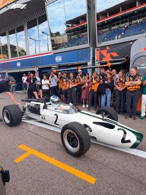 an incredible piece of motorsport history 🤩 hakkinen fires up the m2b to celebrate @McLaren Mastercard F1 Team 🧡 1000th grand prix #f1 #monacogp #mclaren #f1drivers 