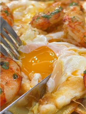 Esto es tapa o plato principal?🦐  Patatas arrieras con gambones y una ajonesa que le queda de locos. Los gambones van salteados con ajo y todo el jugo de sus cabezas, que es donde está buena parte del sabor. Y para rematar unos huevos fritos… y te lo querías perder!! Ingredientes: 500 g de patatas 12 gambones 3 huevos 2 dientes de ajo Perejil fresco Sal Aceite de oliva virgen extra   Para la mayonesa de ajo: 200 ml de aceite de oliva virgen extra 1 diente de ajo 1 huevo 1 cucharada de vinagre de vino blanco Sal   Elaboración: 1. Fríe las patatas cortadas en rodajas finas en abundante aceite. Primero a fuego medio y, cuando estén blanditas, sube el fuego para que se doren. Retira a un plato sobre papel absorbente. 2. Pela los gambones y retírales el hilo. En una sartén con un poco de aceite, fíe las cabezas de los gambones y presiona para que suelten su jugo. Retíralas y, en el mismo aceite, fríe los ajos laminados. Sin dejar que se doren, añade las colas de los gambones y, cuando cambien de color, incorpora un poco de perejil picado y aparta del fuego. 3. Prepara una mayonesa de ajo poniendo todos los ingredientes en el vaso de la batidora y bate hasta emulsionar. 4. Fríe los huevos de uno en uno en una sartén en abundante aceite. 5. Monta el plato con las patatas en la base y añádeles un poco de sal. Reparte unas cucharadas de mayonesa por encima y coloca los huevos fritos. Termina repartiendo con las colas de gambones y riega con el aceite de freír los gambones por encima.