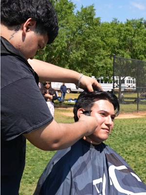Getting a haircut while coaching my Sunday league team 😂😭 #fyp #parati #foryoupage #viral #LosBeans 