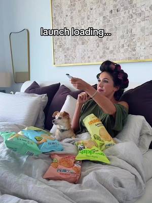 raise your hand if you’re ready for romcoms in bed with a bag (or 5) of Snackish 🙋‍♀️ @Kat  get chip faced 6.17 🥔