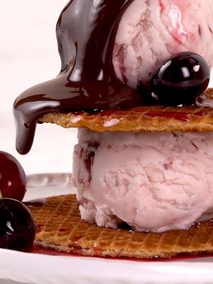 Ein Scoop Eiscreme, geschmolzene Lindt EXCELLENCE Schokolade … und der Sommer schmeckt gleich noch besser 🍨🍫 #lindtexcellence #icecream #Summer 