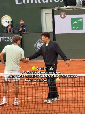 Le match a Roland Garros est annulée  mais guess what Flavio Cobolli  invite quelqu’un dans le public à s’entraîner avec lui !!! #rolandgarros #flaviocobolli #tennis #fyp #viral 