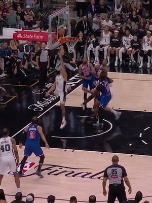 Dyl gets it up and in ⏮️ #DylanHarper #ReverseLayup #Spurs #NBA 