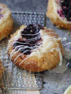 Happy Saturday ☺️ Berry season is here, and I have the perfect pastry to celebrate. Enjoy these Blueberry Danish Buns, full recipe on my website! (link in bio)