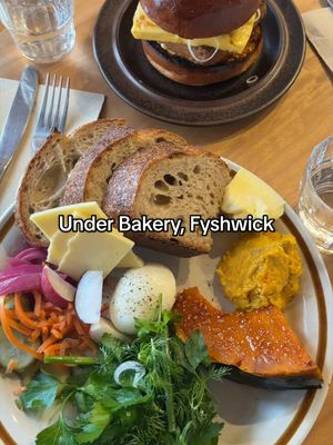 Ticking off more things on the list of things I want to try in Canberra! Today was the Under Bakery Veg Plate and it did not disappoint 🤤🤤🤤 #canberrafood #canberra #underbakery #breakfastideas #brunchideas 