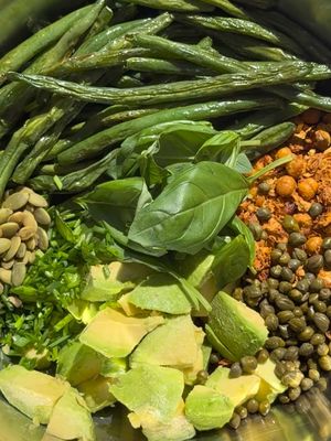 The salad worth making 🤌 Warm Green Bean and Smashed Chickpea Salad with Green Tahini. Full recipe on my website, link in bio.  #saladrecipe #EasyRecipes #healthyrecipes #greenbeans #sidedish 