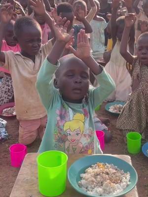 The things many take for granted, these kids are grateful for. Before throwing away food in the name of leftovers, think about such kids and also be thankful to God for what you have. God bless you all  #godisgood #grateful #blessed #thankyoulord #jesus 