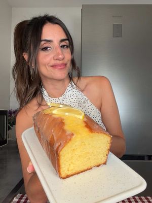 Bizcocho de limón con glaseado 🍰🍋 Esponjoso y jugoso 😍 🗒️ INGREDIENTES: Para el bizcocho: -3 huevos L -Zumo de 1 limón  -1 cucharadita de esencia de vainilla  -1 yogur griego (125ml)  A partir de ahora utilizaremos el vasito del yogur como medida. -1 vasito de yogur de aceite de oliva suave -1 y medio o 2 vasitos de yogur de azúcar -Ralladura de 1 limón -3 vasitos de yogur de harina -1 sobre de polvos para hornear (16g) Para el glaseado: -100g de azúcar glas -Zumo de limón  👩🏽‍🍳 PREPARACIÓN: -Cocina 35-40 minutos aproximadamente a 180 grados. El tiempo dependerá del tamaño del molde #recetascaseras #recetasfaciles #bizcocho #limon #reposteria 