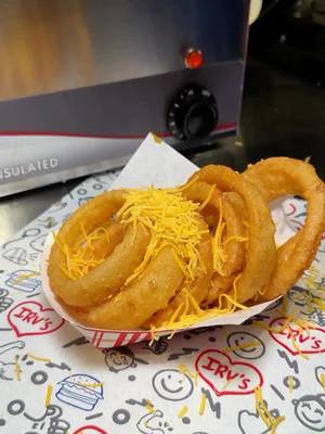 🧅🧀 The side dish stealing the spotlight. Golden onion rings loaded with hearty chili con carne and a blanket of melty cheese. Fork optional, cravings guaranteed. Who needs plain onion rings when you can upgrade them like this? 🤤 📍Irv’s Burgers #IrvsBurgers #OnionRings #ChiliCheeseFries #VegasFoodie #LasVegasEats  