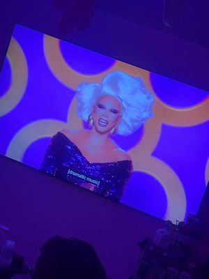 When the patrons “boo…” you PIVOT 💗🫶🏻 