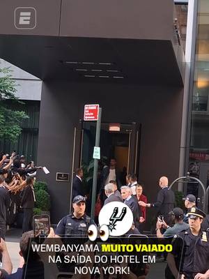 QUE CLIMA, FÃ DE ESPORTES! 👀 Hoje acontece o Jogo 3 das Finais da NBA, o primeiro no Madison Square Garden, em Nova York, e este foi o clima na saída de Victor Wembanyama do hotel. 😬 Os Spurs vão reverter o 2 a 0, fã de esportes? #NBANaESPN #Knicks #Spurs #tiktokesportes