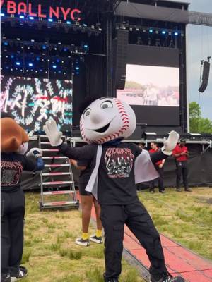 While the team’s away, the mascots STAY 🎤 @Stray Kids @Gov Ball 