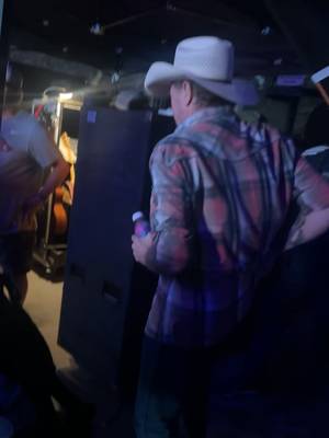 Backstage, pre-show rituals look a little different for everyone, but for country music legend @Tracy Lawrence, it starts with locking in that hydration. 🤠🎤 Even when you're lighting up the stage night after night, prioritizing your health is how you stay on top.
‌ Proud to keep Tracy fueled and ready to bring his A-GAME!💧
‌ #DrinkAGAME #BringYourAGAME