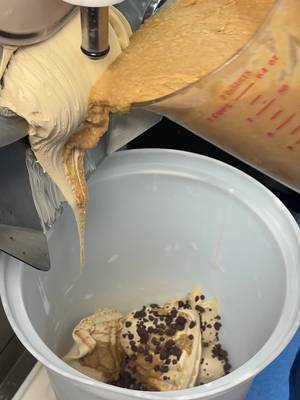 Take a look #BehindTheScoop with Graham Central Station that features a graham cracker ice cream base, swirled with a sweet graham ripple and loaded with chocolate-covered crunchies in every scoop 🤤🍫
