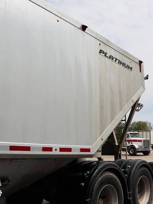 The difference is insane🤯 Make your life easier with Platinum🥇 #platinumtrailers #haulmore #builtbetter #platinumproduct #cleaningacid 