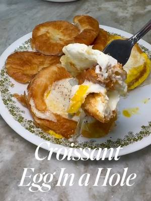 Croissant Egg in A Hole. Breakfast just got an upgrade 🥐🍳 Croissant Egg-in-a-Hole is crispy, buttery, cheesy, and packed with protein. The perfect easy breakfast for busy mornings, lazy weekends, or brunch at home! All you need: ✨ Croissants, sliced in half ✨ Eggs ✨ Butter ✨ Garlic salt ✨ Pepper. #easybreakfast #breakfastrecipe #brunchideas #croissant #simplerecipes #breakfastclub #breakfastsandwich #EasyRecipe #breakfastime