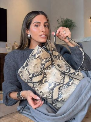 Balenciaga Rodeo bag review: flaws! #balenciagarodeo #balenciagarodeoflaws 