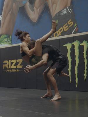 Aprendiendo de uno de los mejores... Mira a Diego Lopes en #UFCWhiteHouse Domingo 14 de Junio 8pm ET 🇺🇸 / 6pm 🇲🇽 / 9pm 🇦🇷 / 2am 🇪🇸 Presentado por @Crypto.com@RamTrucks