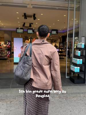 *Anzeige | Okay, dieser Vorher-Nachher-Unterschied hat mich echt überrascht.🤩 Ich liebe Produkte, die die Haut einfach frischer und ebenmaßiger aussehen lassen, ohne sich schwer anzufühlen.🤞🏽 Genau das liebe ich im Sommer. Habt ihr die CC Crème schon getestet? ERBORIAN HAUTPFLEGE VLOG @Erborian Germany @Douglas Cosmetics  #erborian #kbeauty #koreanskincare #cccreme 