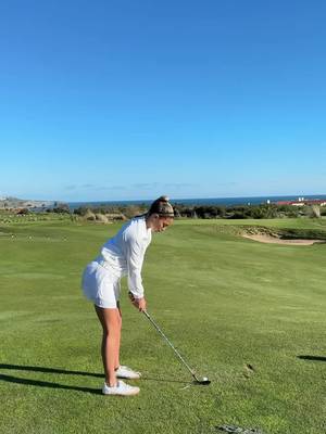 @ɢᴀʙʙʏ / ɢᴏʟғ / ɢɪʀʟ taking a swing in BreezeBlend. ⛳️ #gabbygolfgirl #golftok #golfoutfit #golfswing 