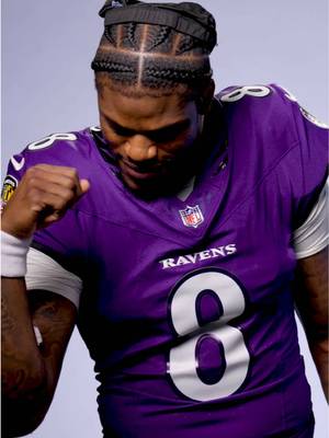 Ravens try to crack an egg with their bicep 😂💪🥚 #eggbicepchallenge #crackaneggchallenge #nfl 