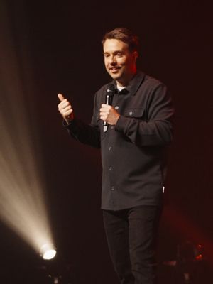 En mars dernier, j'ai lancé la tournée de mon 4e spectacle solo ! Un spectacle dans lequel je m'ouvre comme jamais. Et aussi, quand même important, je crois que vous allez beaucoup rire ! Toutes les dates sont sur mon site web. 🏃‍♂️