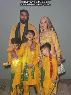 I guess it’s not a real pind mendhi until the bijlee goes right? 😂