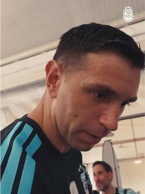 #SelecciónMayor El Dibu y una de las suyas 😂