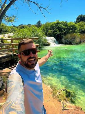 Las Lagunas de Ruidera son un auténtico paraíso natural: aguas turquesas, cascadas, rutas, kayak y rincones donde desconectar de todo. 💙 Un plan perfecto para este verano ☀️ ¿Ya conocías este lugar? #España #Madrid #LagunasDeRuidera #ViajarPorEspaña #TurismoEspaña