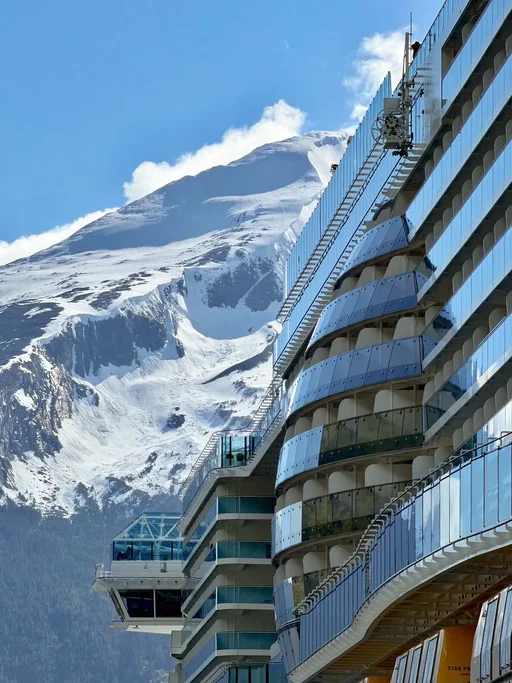 Vast views. Quiet moments. Frontier towns await ahead. 🏔️ Wherever the day takes you, the views onboard don’t miss.