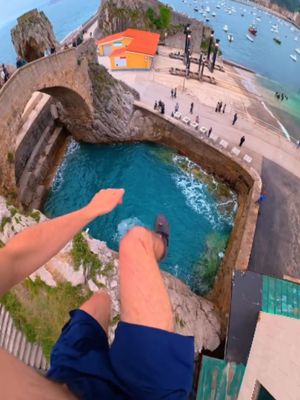 Most people come here for the view, this guy came for the drop! 💦 ( 🎥 @flowrian_fradin ) #UNREEL #Extreme #Cliffjumping #Sendit