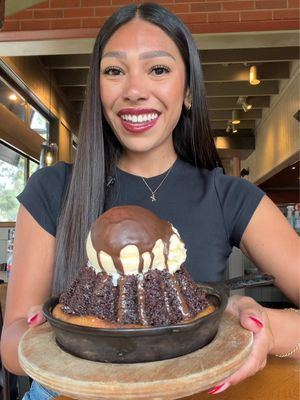 @Chili’s Grill & Bar Dessert hack is incredible!!!❤️ Skillet Cookie and Molten Chocolate Cake together!😊#chilispartner #chilishack #dessert #eatwithme 