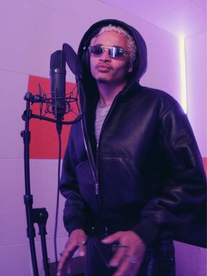 @DESTINCONRAD did “KISSING IN PUBLIC” live in #TheBooth and the vocals are no joke. full session linked. presented by @xfinity #XfinityPartner #NewMusic #livemusic
