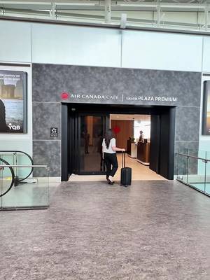 Bonjour, YQB! 👋 Notre premier Café Air Canada à l’Aréoport international Jean-Lesage ouvre ses portes le 17 juin. Vous y trouverez des bouchées d’inspiration locale, un bar complet et un espace conçu pour vous permettre de faire le plein d’énergie avant le décollage.  . . Bonjour, YQB! 👋 Our first Air Canada Café at Quebec City Jean Lesage Airport is opening on June 17 with locally inspired bites, a full bar and a space designed to help you recharge before takeoff. 