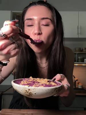 Blueberry cheesecake protein smoothie bowl! I will be making these all summer. Also obsessed with these new @Naked Smoothie blueberry cheesecake protein smoothies. They have 20g of protein and 6g fiber. Perfect if you need something quick and easy on the go too! #nakedpartner  #smoothie #smoothiebowl #highproteinrecipes 