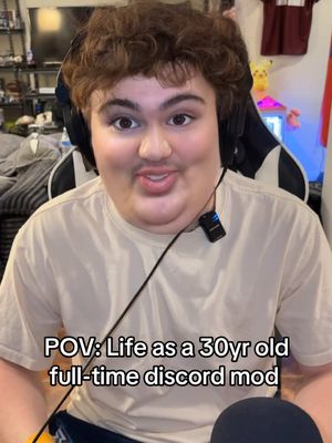 “first real female interaction” #satire #fyp #discord  #comedyskit #dailylife 