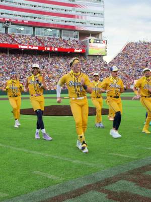 The Banana Bellas putting on the performance of a lifetime😌 @Jackson Olson @Kyle “KJ” Jackson #savannahbananas #bananaball #pitchperfect #acapella 