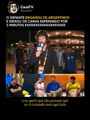 KKKKKKKKKKKKKKKKKKKKKKKK O DEFANTE É DOENTE 🤣 Ele juntou vários torcedores argentinos após a vitória contra a Argélia e disse que estava esperando para entrar ao vivo. Só que ele JÁ ESTAVA ao vivo enquanto enrolava os caras. E ele foi enrolando, enrolando, enrolando... e os caras ficaram fazendo TUDO que ele pedia. Quando eles REALMENTE foram entrar ao vivo... a história aconteceu. ✋😨🤚 🚨 𝐒𝐄 𝐓𝐄𝐌 𝐂𝐎𝐏𝐀, 𝐄𝐒𝐐𝐔𝐄𝐂𝐄! 😮‍💨 #CopaNaCazéTV #CoberturaCazéTV #cztv04 #Defante #Copazona #Original