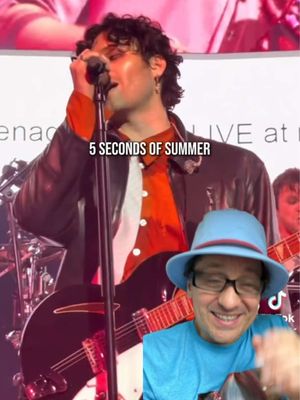 same night. different venue. same song. knicks win. 🧡💙 @5 Seconds of Summer 