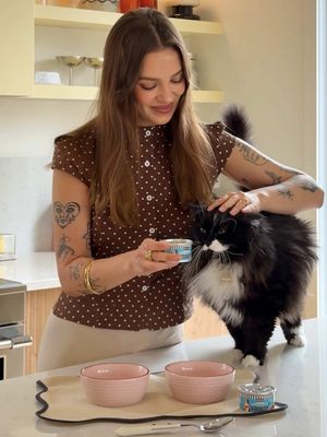 My cats are very picky when it comes to food, but apparently these Merrick Purrfect Bistro are universally loved! They’re made with wild-caught cod in a delectable sauce and I think it’s safe to say that both Simone and Barb are approving! Link in bio to explore the menu! @Merrick Canada @purinacanada 