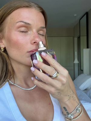 - [ ] Parfém nás dokáže přenést v čase ✨🤍 Givenchy Irresistible Nectar je pro mě navždy spojené se vším slaďoučkým. @Givenchybeauty @notino_czsk #GivenchyBeauty #GivenchyFragrance #Irresistible #IamIrresistible #spoluprace 