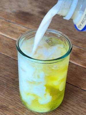 Upgrade your dirty sodas this summer with our French Vanilla Almond Creamer. With a smooth and velvety texture, it’s the perfect addition to your favorite drink 💙✨