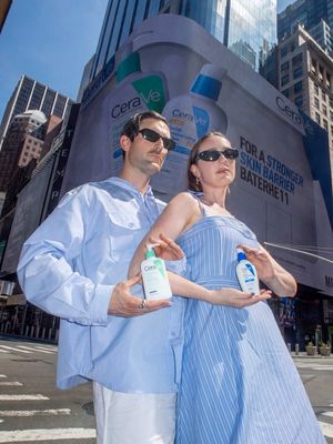 2 iconic duos taking over Times Square @CeraVe #ceravepartner 