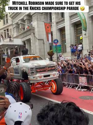 Mitchell Robinson is winning the Knicks championship parade 🤣 #nyc #knicks #NBA 