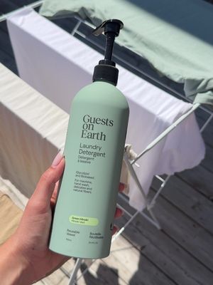 Crafted over two years, our breakthrough formula uses glycolipids, enzymes, and bio-based surfactants to lift stains and odours… then actually disperse them, so they don’t redeposit like they do with conventional detergents.